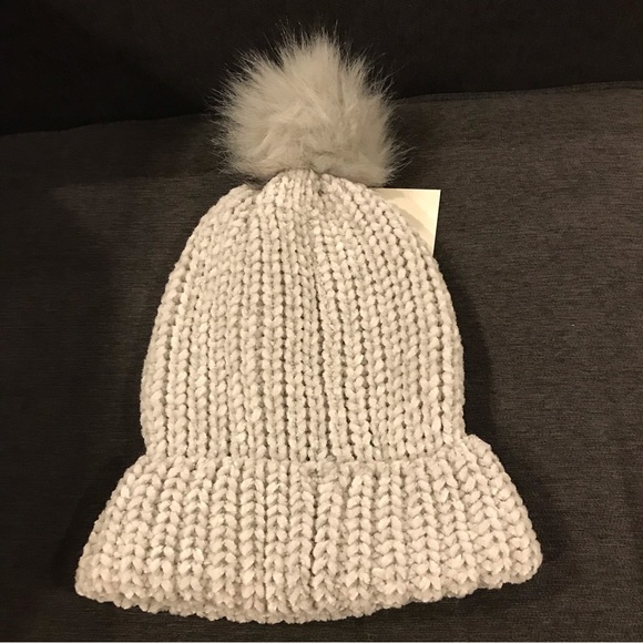 Jules Kaye NWT Pom Pom knit hat. Soft light grey hat with a vegan fur Pom Pom. - Picture 3 of 5